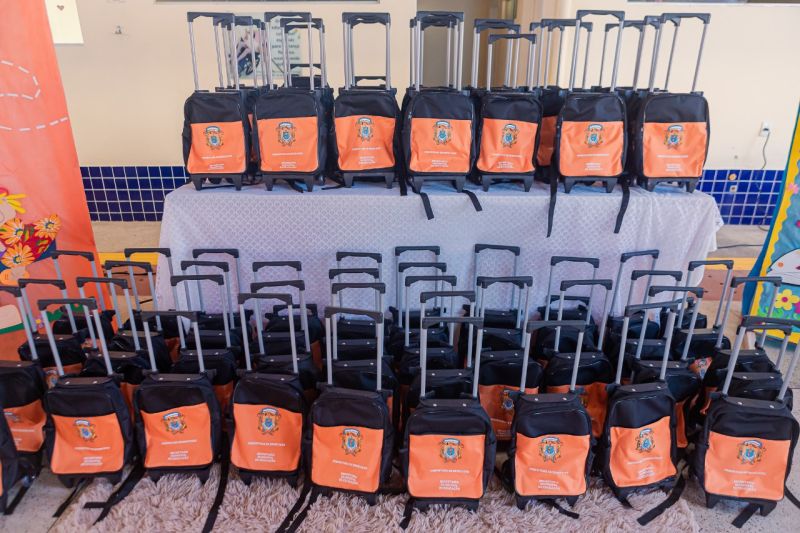 Alunos das creches da Rede Municipal de Benevides recebem uniforme e kit escolar