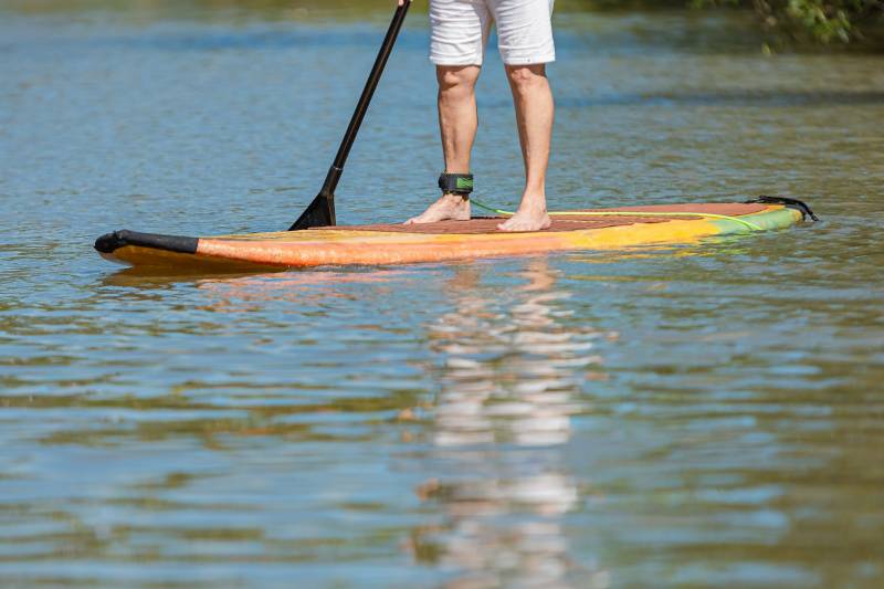Prefeitura de Benevides promove oficina de stand up paddle no rio Benfica