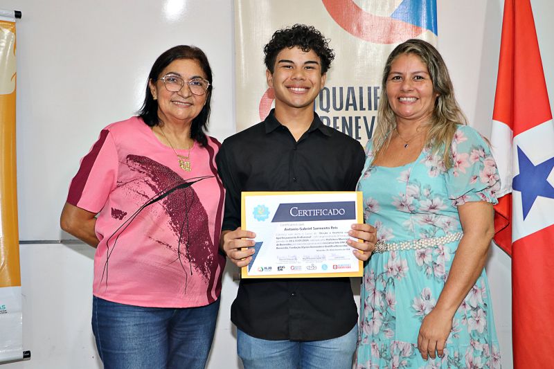 ENTREGA DE CERTIFICADO DO CURSO DE ORATÓRIA E DICÇÃO