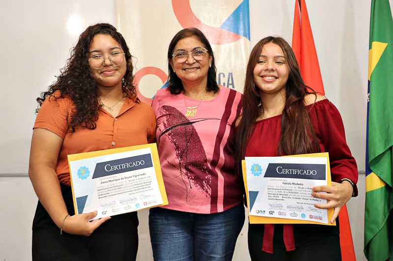 ENTREGA DE CERTIFICADO DO CURSO DE ORATÓRIA E DICÇÃO