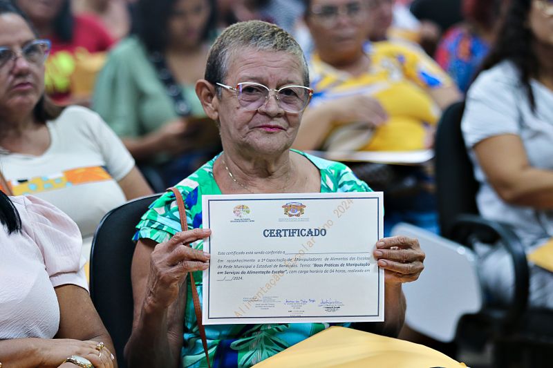 Profissionais de manipulação de alimentos e auxiliares da rede escolar de Benevides participam de I formação de 2024