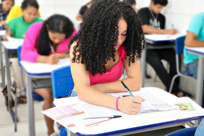Estudantes fazem a prova do Processo Seletivo para o Aprova Benevides 2024