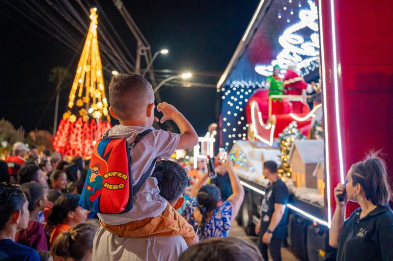 Caravana iluminada encanta Benevides com a magia do Natal