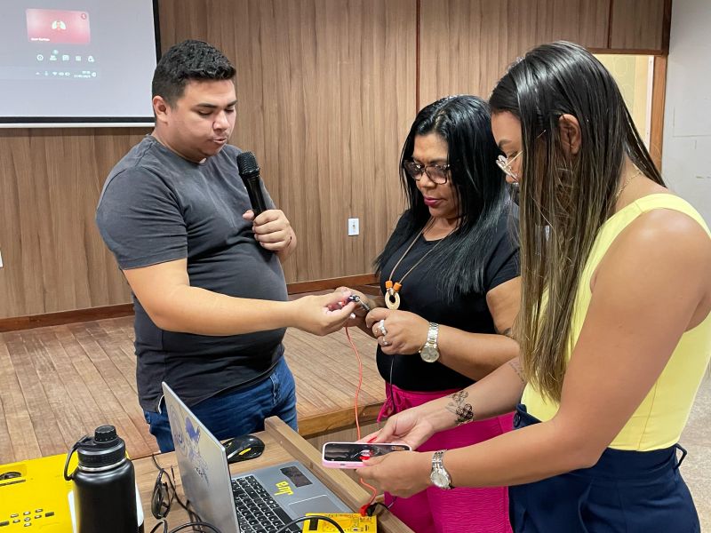 Professores da Rede Municipal recebem formação maker sobre como funcionam os circuitos elétricos para o desenvolvimento de projetos 