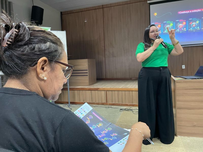 Professores do 5º e 9º ano recebem formação específica dos novos livros de base para a prova do SAEB 