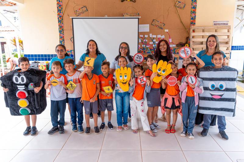 Crianças aprendem sobre segurança no trânsito