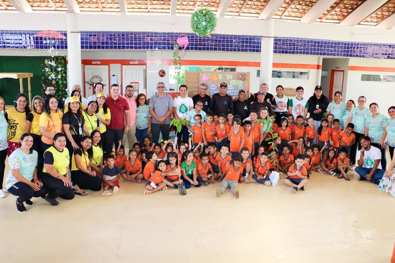 Benevides dá início à Semana do Meio Ambiente com plantio de ipês em escola referência em sustentabilidade