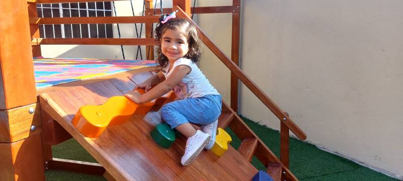 Criança feliz e muita animação na aula inaugural do Anexo do CMEI Berço da Liberdade 