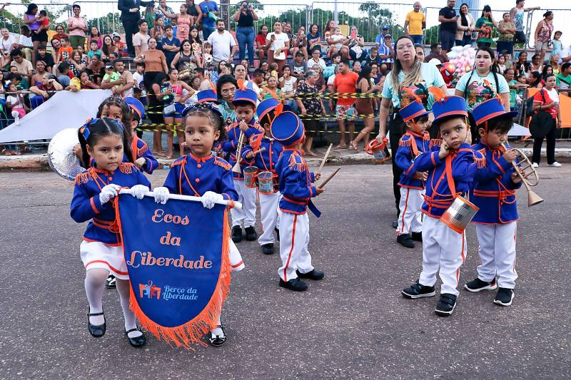 Desfile escolar na sede de Benevides mantém a tradição cívica de homenagem à Pátria
