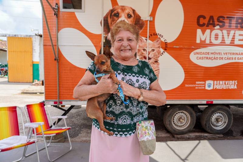 Mais de mil cães e gatos atendidos pelo  Castramóvel em dois anos!