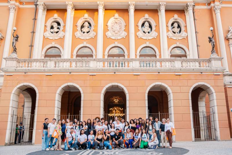 Projeto "Sala-Palco" leva jovens de Benevides para vivenciar a magia do Circuito Norte de Dança no Theatro da Paz.