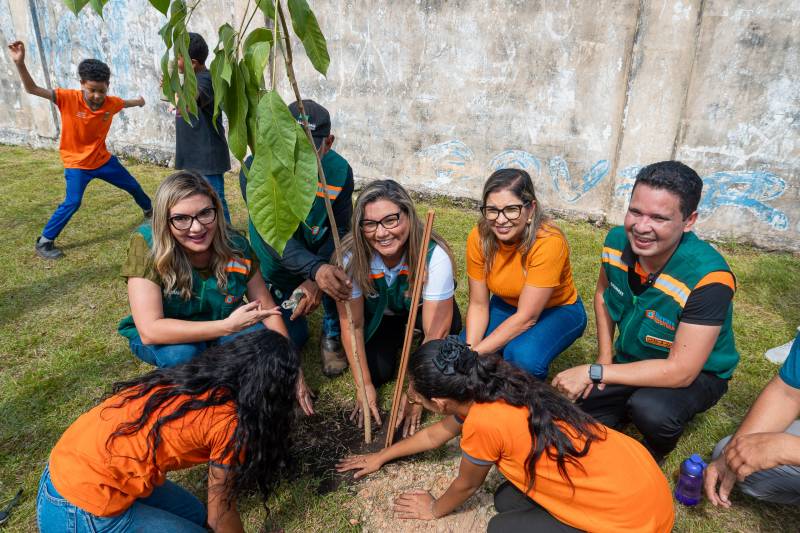 Prefeitura de Benevides planta mais de 700 mudas de árvores com a participação de estudantes