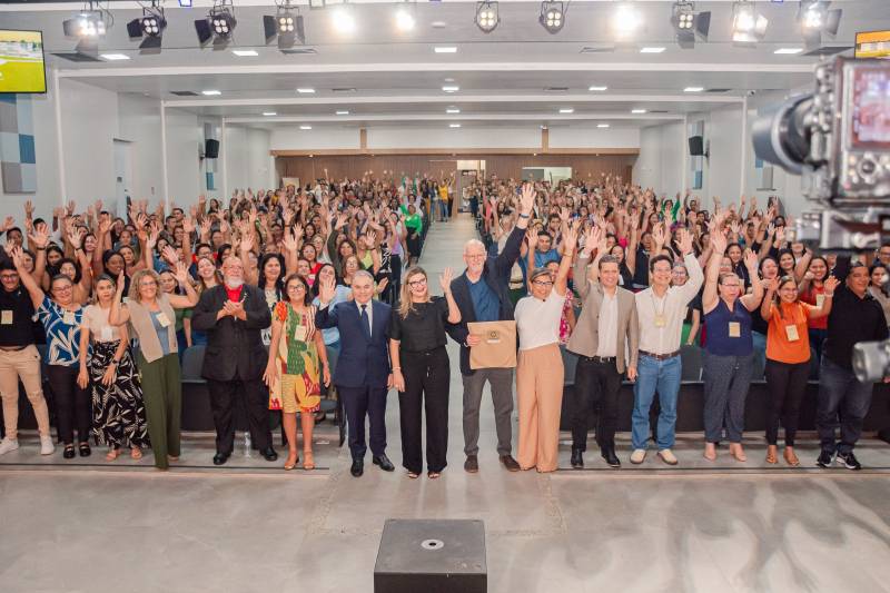 Pediatra Daniel Becker lota auditório em Benevides e desafia servidores a tirarem crianças das telas e devolverem o afeto