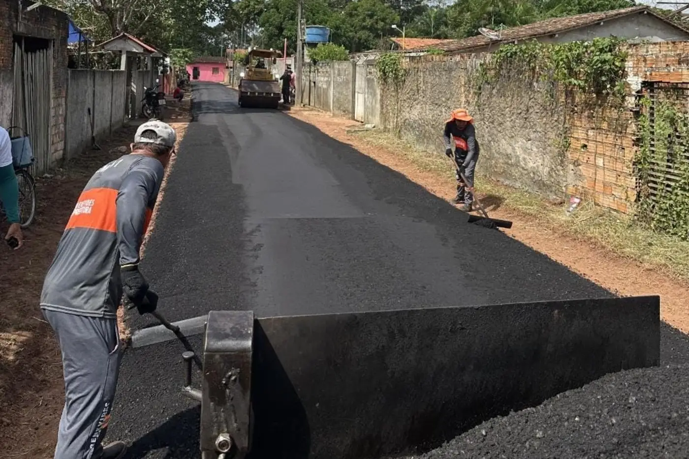 Prefeitura de Benevides avança com serviços de iluminação e pavimentação asfáltica