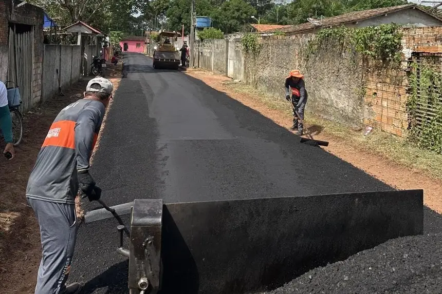 Prefeitura de Benevides avança com serviços de iluminação e pavimentação asfáltica