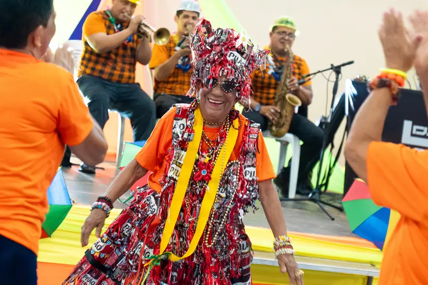 Melhor idade ganha baile carnavalesco e elege rei e rainha da festa