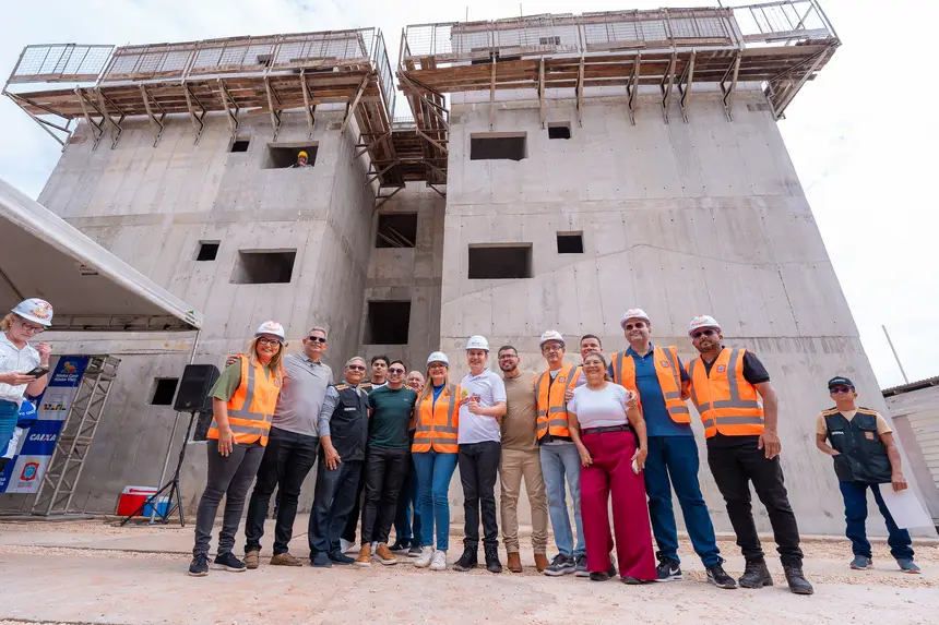 Ministro e Prefeita vistoriam avanço das obras em complexo habitacional do Minha Casa, Minha Vida em Benevides