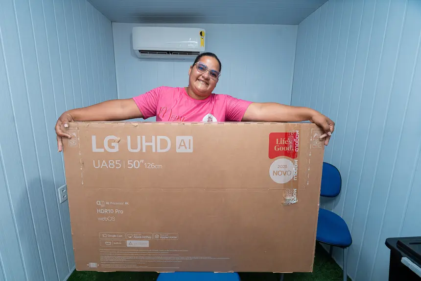 Moradora de Benevides que levou óleo de cozinha usado para ser reciclado foi sorteada e ganhou um aparelho de TV